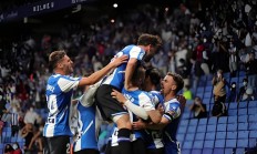 九游娱乐官方-足球比赛上演角逐，双方势均力敌的简单介绍