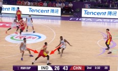 九游娱乐-赛场上球员表现出色，展现才华和团队配合