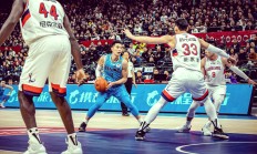 九游娱乐app下载-职业篮球比赛场面上的精彩瞬间