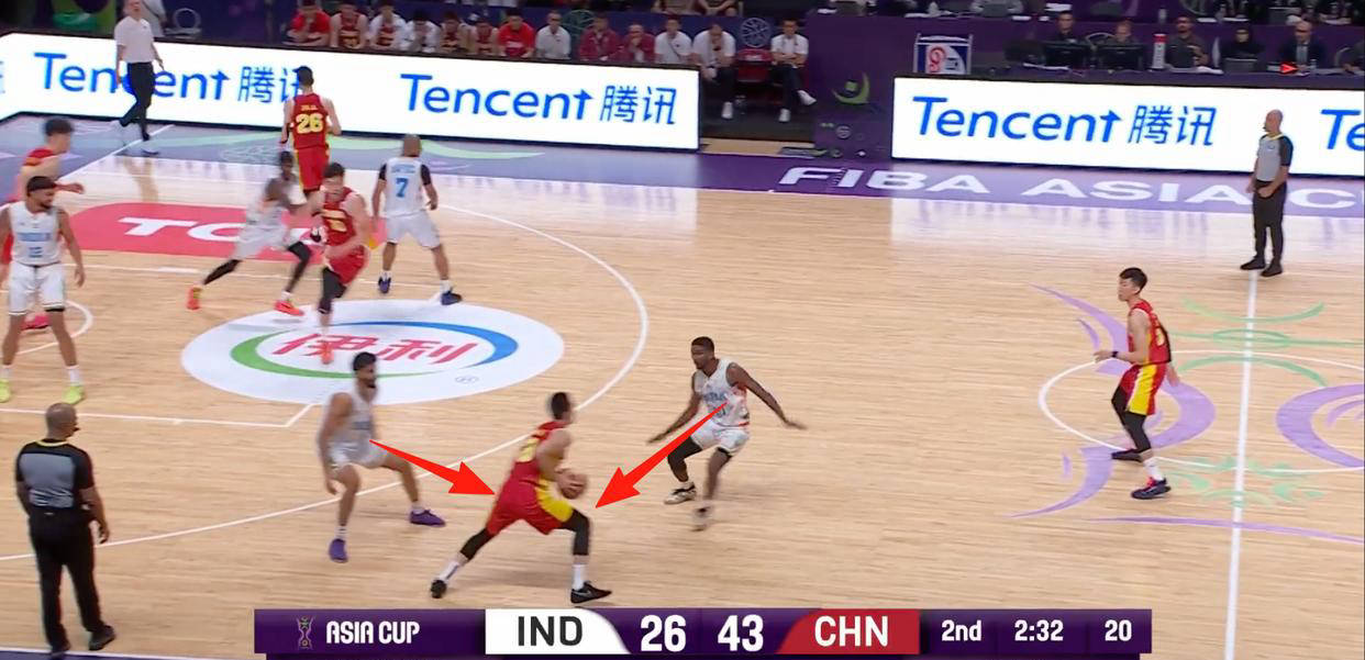 赛场上球员表现出色,展现才华和团队配合 赛场上球员表现出色,展现才华和团队配合