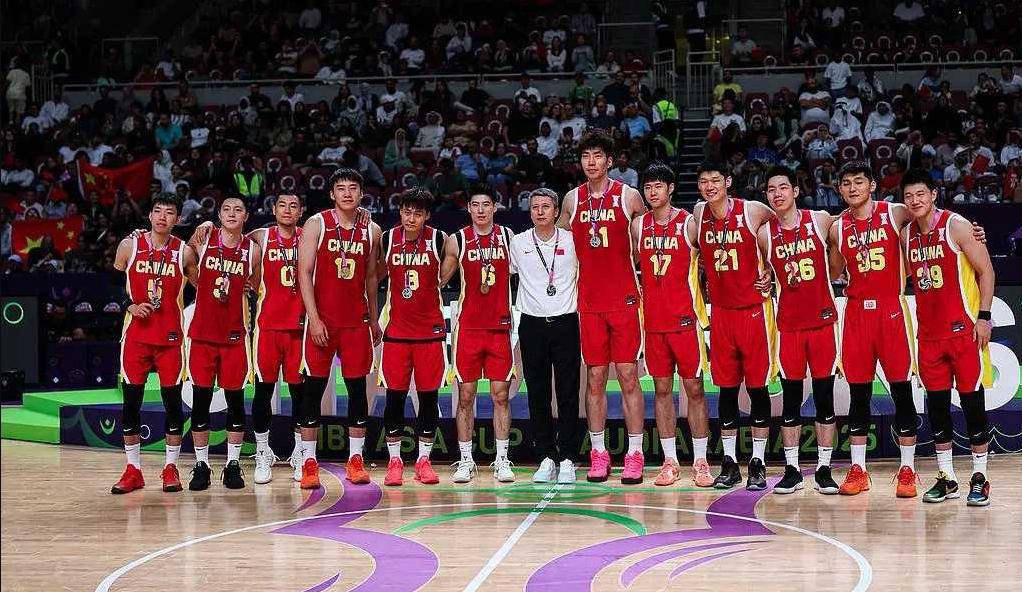 赛场上球员表现出色,展现才华和团队配合 赛场上球员表现出色,展现才华和团队配合