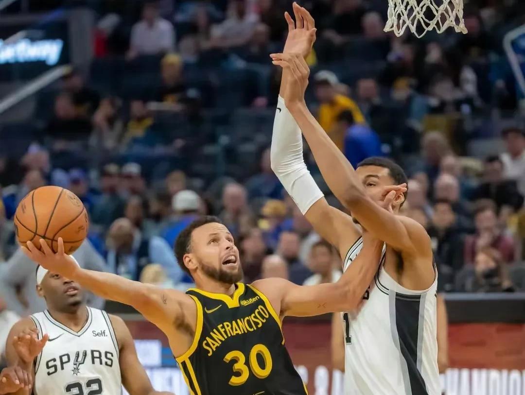 勇士遭马刺横扫,库里命中绝杀球落败 勇士遭马刺横扫,库里命中绝杀球落败