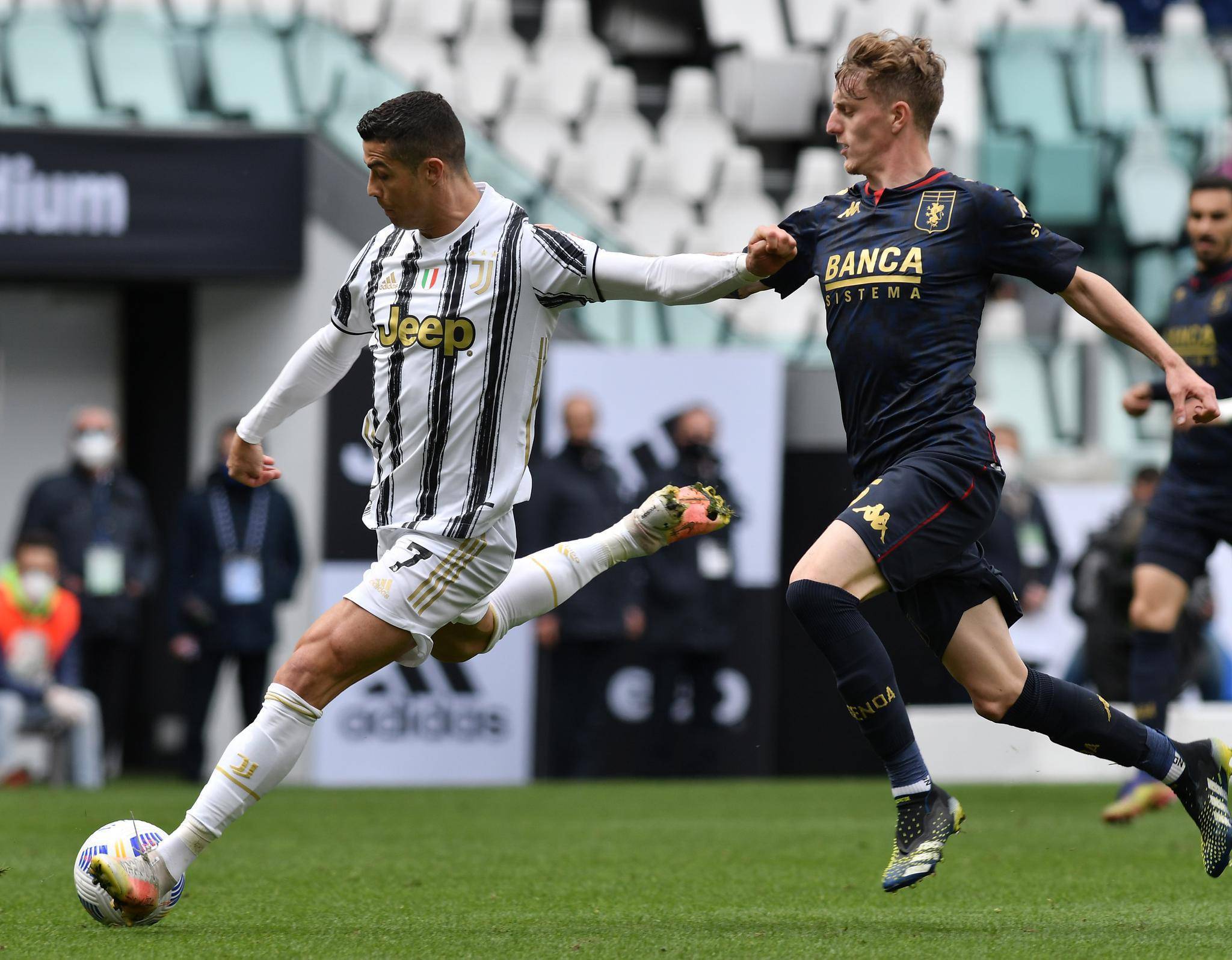 热那亚球迷抗议管理混乱,要求俱乐部改革的简单介绍 热那亚球迷抗议管理混乱,要求俱乐部改革的简单介绍