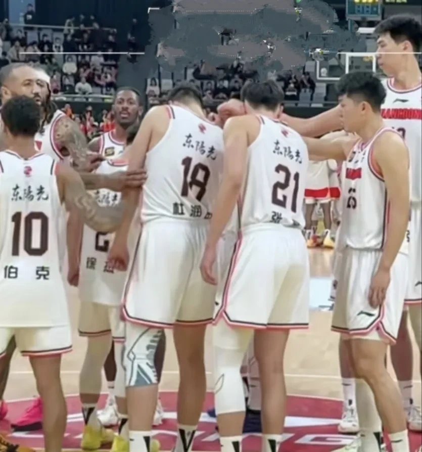 比赛中球队经历激烈对抗,最终取得胜利 比赛中球队经历激烈对抗,最终取得胜利