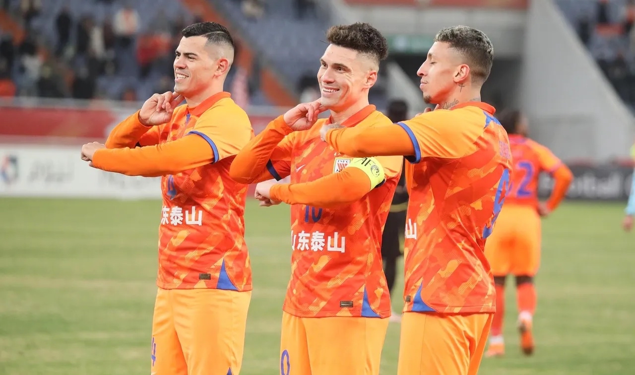 比赛中球队经历激烈对抗,最终取得胜利 比赛中球队经历激烈对抗,最终取得胜利