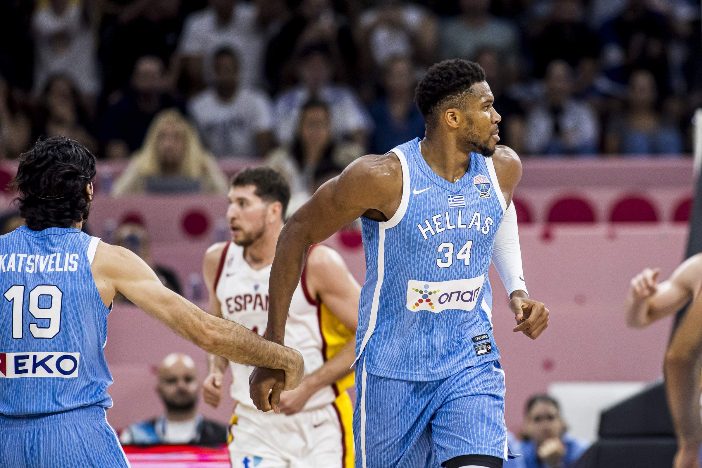 西班牙球队在与希腊队的比赛中顺利晋级 西班牙球队在与希腊队的比赛中顺利晋级