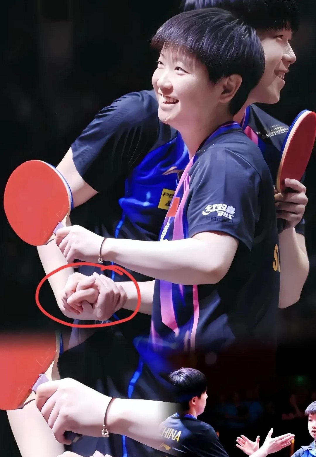 壁球比赛中选手的默契配合令人惊叹 壁球比赛中选手的默契配合令人惊叹