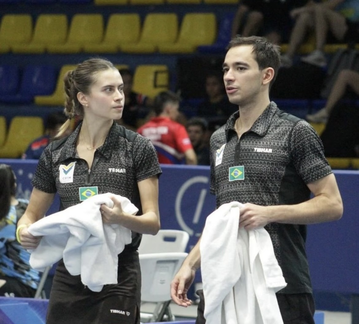 壁球比赛中选手的默契配合令人惊叹 壁球比赛中选手的默契配合令人惊叹