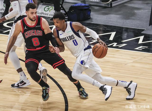 关于步行者翻盘独行侠，拉文完成帽子戏法的信息