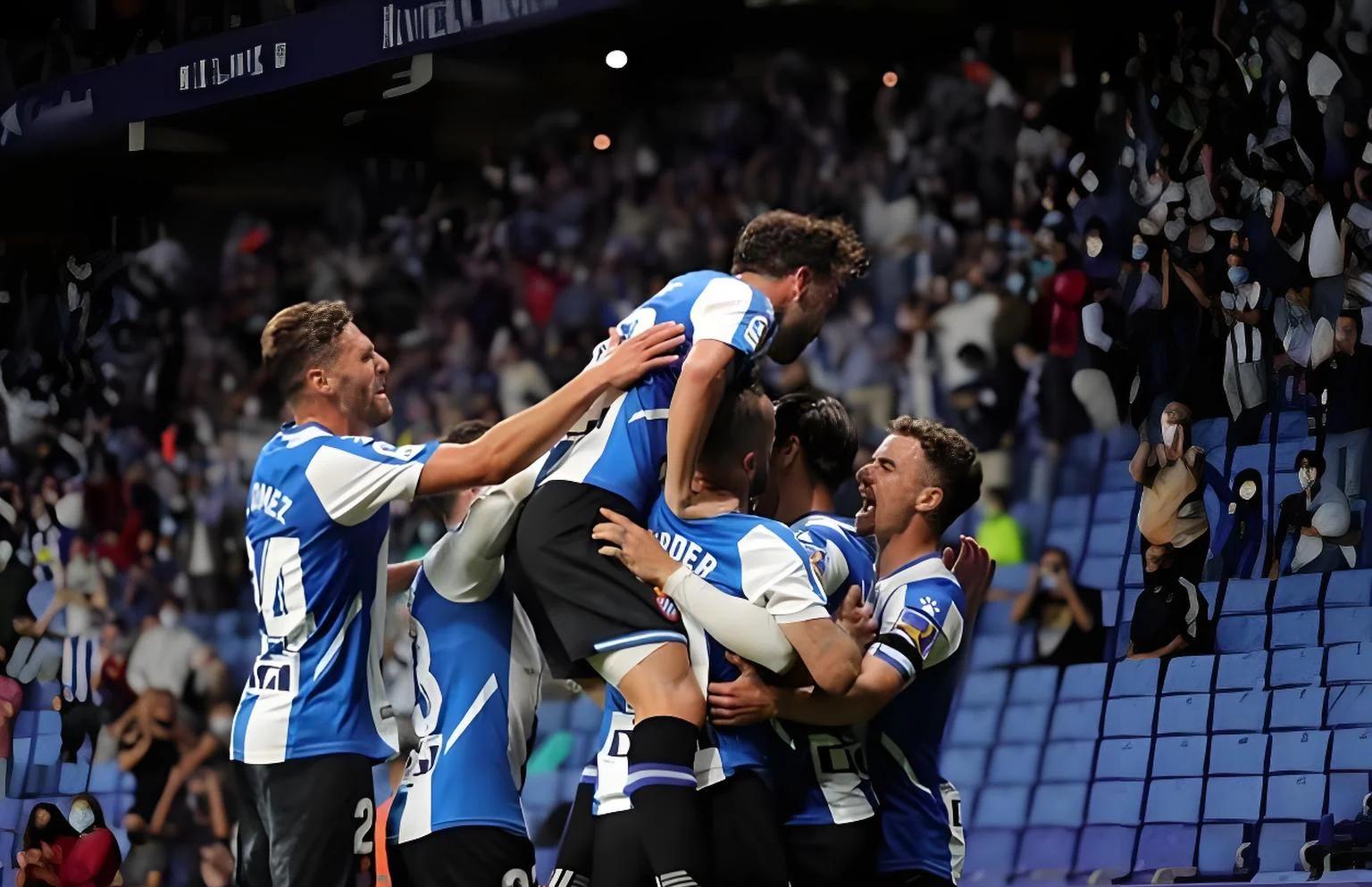 足球比赛上演角逐，双方势均力敌的简单介绍