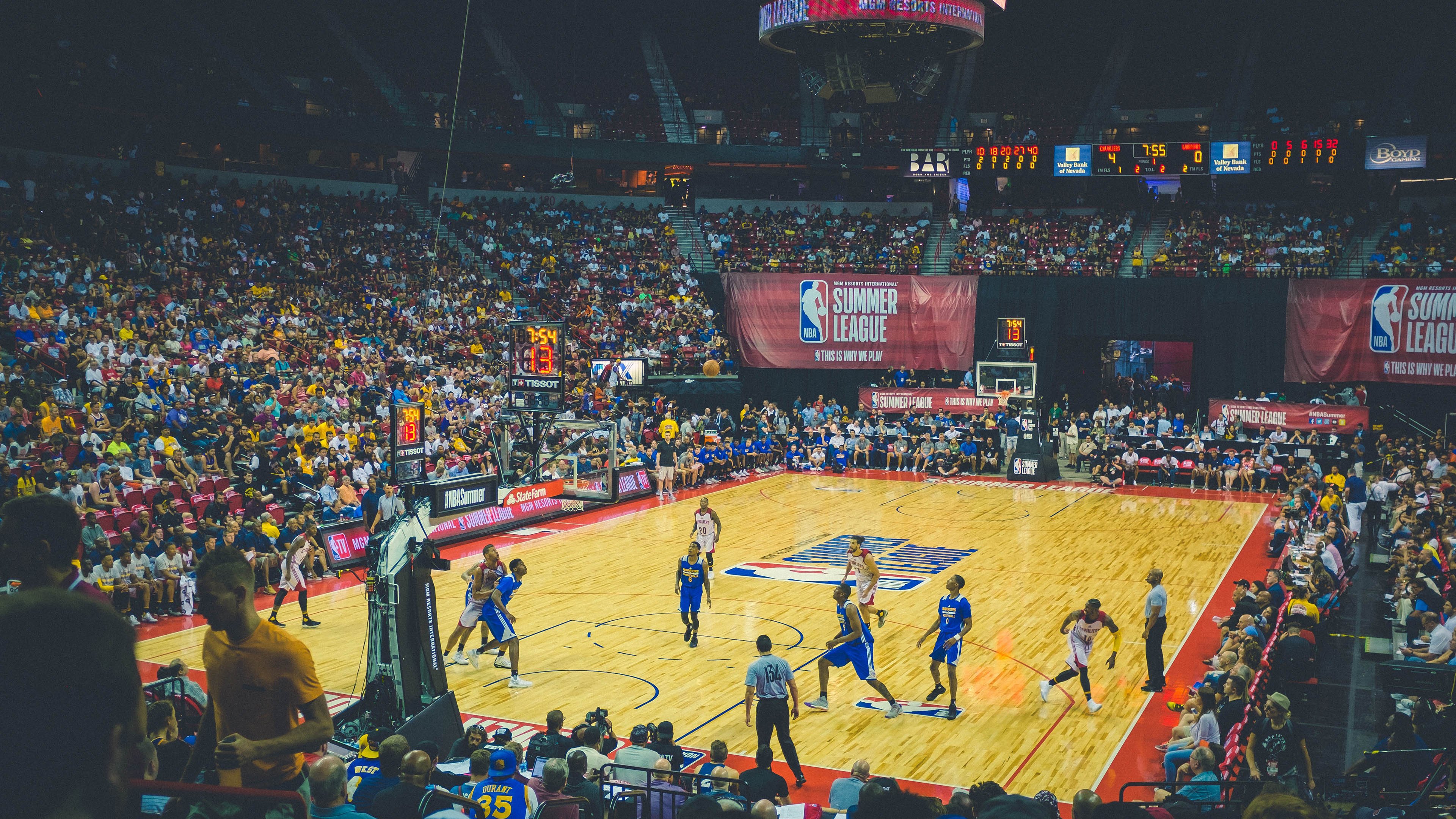 舞台越大越强!武切维奇关键战爆发,快船力克新疆终结系列赛