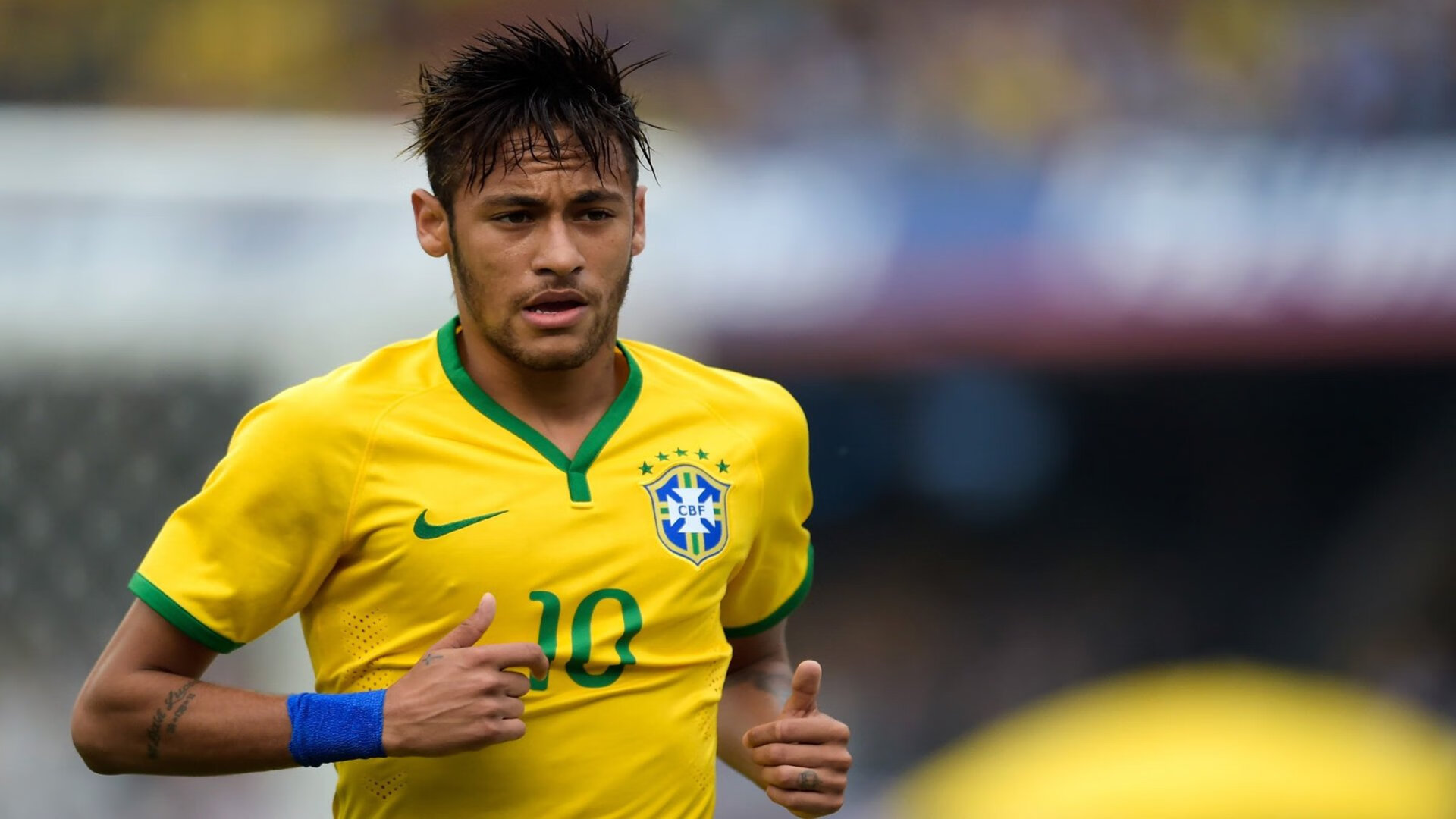 赛道与绿茵的交汇，内马尔在F1街道赛之夜的巨星光芒