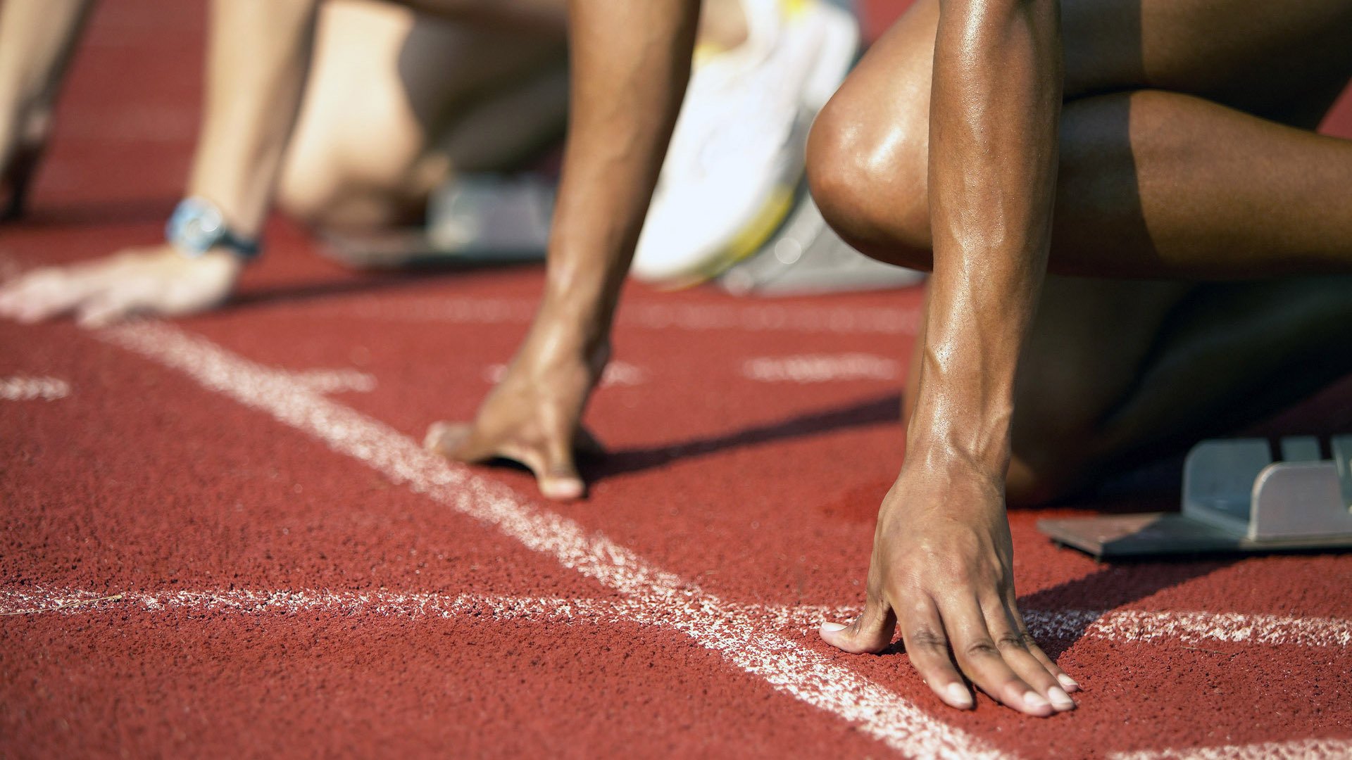 极速与绿茵的跨界传奇，F1年度争冠之夜，皮克关键进球定乾坤