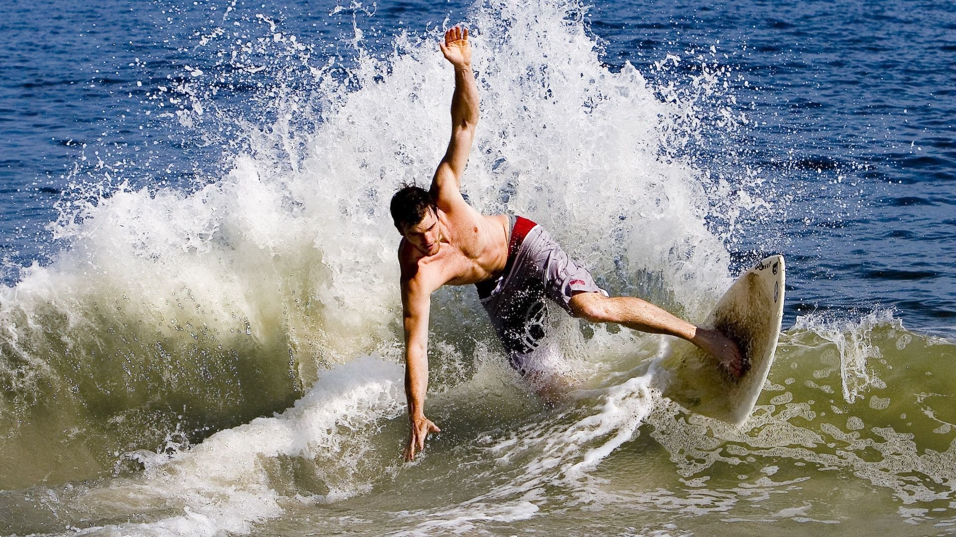赛道上的艺术，阿隆索的统治与梅赛德斯的精密胜利